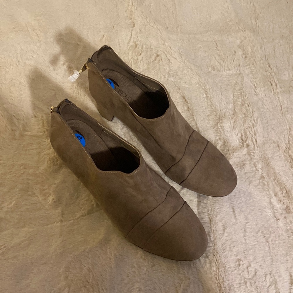 Size 10.5 Aerosol tan faux suede booties!